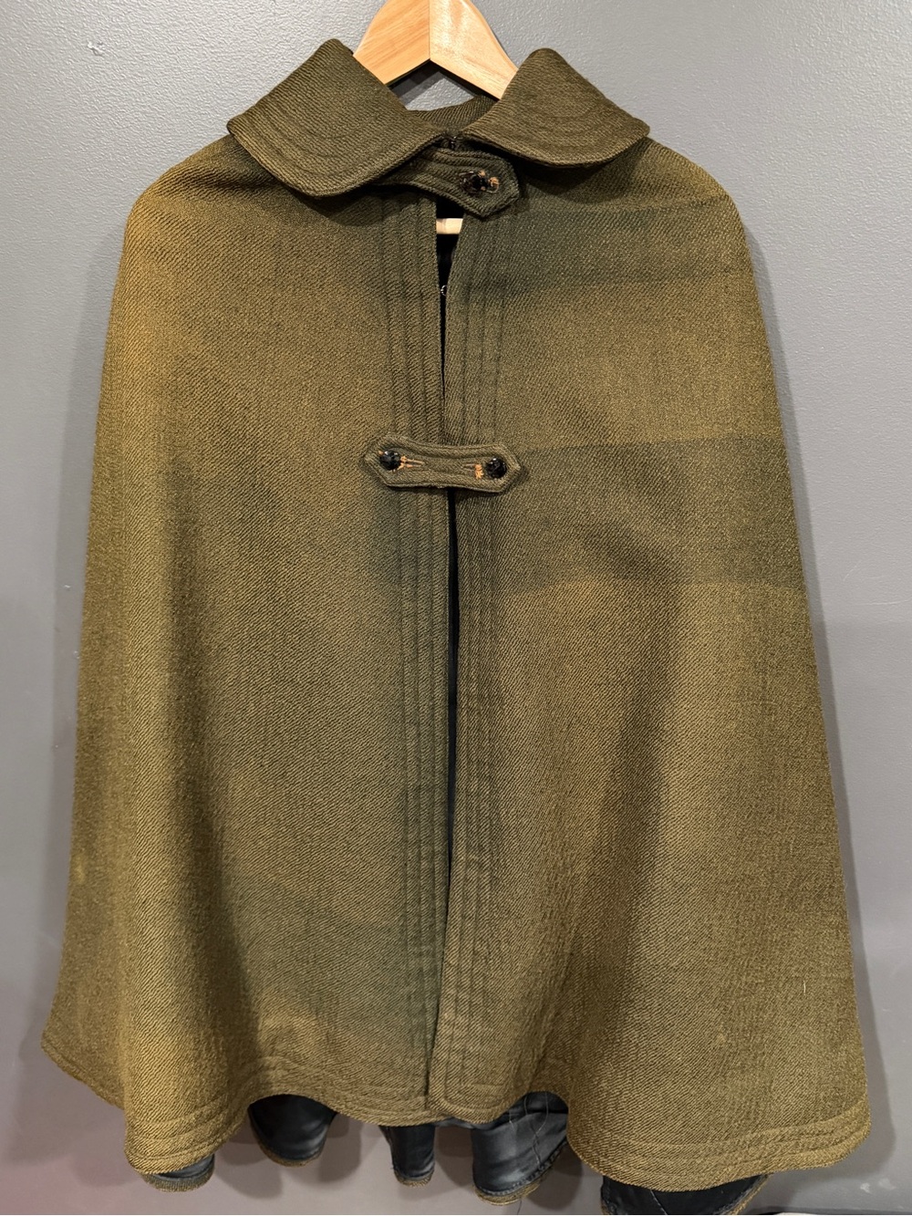 Vintage WWII Military Olive Green Wool Cape Coat - Picture 3 of 8